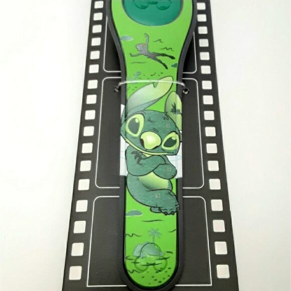 Disney Parks Stitch Crashes Disney Peter Pan MagicBand 2 Stitch Trading Pin NWT - Picture 5 of 9